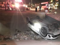 Taxi termina volcado en un canal de riego en Torreón