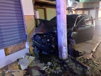Conductor dormita al volante y le pega a un poste en Torreón