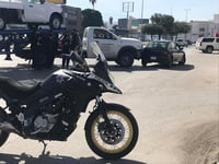 Camión intenta ingresar a agencia automotriz de Torreón y provoca accidente