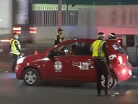 Vehículo se impacta contra arbotante en Torreón