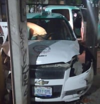 Conductor huye tras chocar camioneta robada en Gómez Palacio