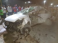 Tren destroza auto en ejido de Madero