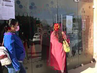 Se trata del segundo día en que los inconformes cierran las instalaciones de Gobierno, impidiendo todo tipo de trámites. (EL SIGLO DE TORREÓN)