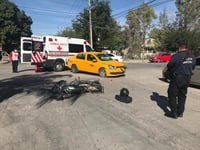 Taxi arrolla a motociclista frente a la Jurisdicción Sanitaria de Torreón