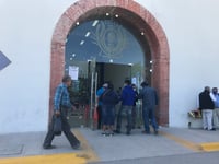 Maestros Jubilados cierran Casa de Gobierno para exigir que se garantice por escrito el pago de su aguinaldo este miércoles. (EL SIGLO DE TORREÓN)