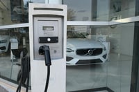 Responsables de los gobiernos de Canadá y México trataron este viernes un plan común contra los incentivos anunciados por Estados Unidos para la venta de vehículos eléctricos, que Ottawa considera son lesivos e incumplen el tratado comercial de los tres países. (ESPECIAL) 
