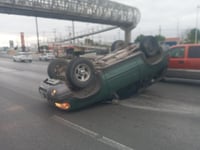 Camioneta vuelca en periférico de Gómez Palacio por exceso de velocidad