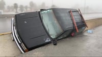 Camioneta derrapa y termina en canal pluvial de Saltillo