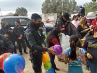 Policías de Matamoros entregan juguetes a niños de escasos recursos