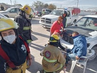 Hombre queda atrapado entre dos vehículos, al ser impactado por uno de ellos