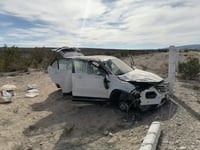 Fuerte volcadura en la carretera San Pedro-Cuatro Ciénegas deja dos heridos