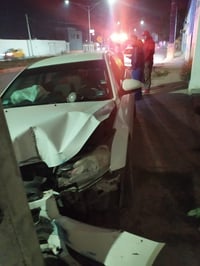 Conductora se impacta contra poste de concreto en la colonia El Tajito