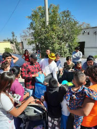 Apoyados por empresarios y estudiantes los integrantes del club de automovilismo hicieron felices a niños de comunidades rurales.