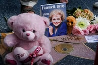 Hollywood y el mundo del espectáculo en Estados Unidos se unieron en el último día de 2021 para despedir y rendir tributo a Betty White. (AP) 