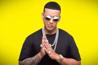 El cantante del género urbano puertorriqueño Daddy Yankee alimentó este jueves los rumores sobre su pronto retiro de los escenarios anunciando en sus redes sociales 'una última' gira por el mundo en 2022.
