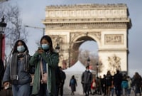 Francia rozó este domingo el listón de los 300,000 casos en un día, un poco por debajo de la víspera, mientras volvieron a aumentar los hospitalizados, según las autoridades sanitarias. (ARCHIVO) 