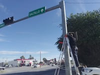 En los arreglos participa personal de Vialidad y Alumbrado Público. (EL SIGLO DE TORREÓN) 