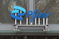 La farmacéutica estadounidense Pfizer dijo este lunes que espera tener en marzo una nueva vacuna contra la COVID-19 que mejore la protección contra la variante ómicron. (ARCHIVO) 