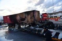 Según testimonios, el trailer después de impactarse quedó tendido de costado y luego empezó a quemarse. (AGENCIAS) 