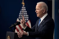 El presidente estadounidense Joe Biden anunció el viernes la postulación de tres personas para la Junta de Gobernadores de la Reserva Federal, incluyendo a Sarah Raskin, una exfuncionaria de la Fed y del Tesoro, para el máximo puesto regulatorio y a Lisa Cook, que sería la primera mujer negra en la junta. (EFE)