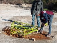 Los trabajadores a bordo de un camión cisterna destaparon una tapa del drenaje y con una manguera descargaron aguas negras o residuales a la red local. (EL SIGLO DE TORREÓN)