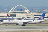 Mexicano en prisión por saltar de un avión a punto de despegar en Los Ángeles