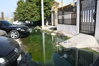 Desde hace semanas los líquidos malolientes se han estado extendiendo. (FERNANDO COMPEÁN)
