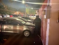 Fueron retirados distintos vehículos por obstruir el paso a los peatones. (CORTESÍA)