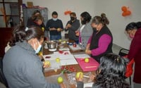 En esta ocasión el IMM capacitó a las asistentes en la preparación de manzanas cubiertas con chocolate o tamarindo. (EL SIGLO DE TORREÓN) 