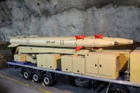 El misil 'Kheibar Shekan' (destructor de castillos) ha sido desarrollado por la Guardia Revolucionaria, está propulsado por combustible sólido y “tiene la capacidad de penetrar escudos contra misiles”. (EFE)
