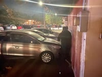 Realizan operativo de ordenamiento vial con arrastre de grúa en el Centro de Torreón durante los fines de semana.