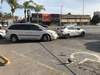 Se registra accidente vial frente a sucursal bancaria de Gómez Palacio