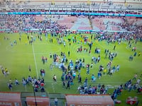 Afición provoca disturbio e invade la cancha del Querétaro vs Atlas 