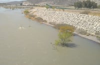 Falla en canal Sacramento obliga a desviar agua por lecho seco del Nazas