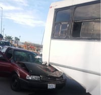 Vehículo se impacta con autobús de pasajeros en Gómez Palacio
