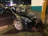 Ebrio estrella su auto contra poste de concreto en Torreón