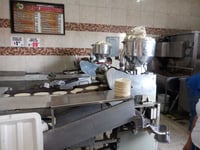 Dueños de tortillerías señalan que aunque quisieran no aumentar el precio de la tortilla al público, no les queda otra opción. (ARCHIVO)