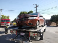 Automovilista ebrio se impacta contra arbotante de semáforo en Torreón