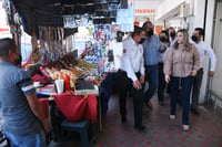 Autoridades y comerciantes recorrieron el Centro de Torreón para revisar el incremento de la informalidad.