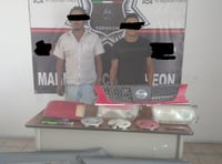 Sorprenden a dos sujetos desmantelando automóvil en Torreón