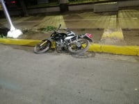 Motociclista choca con nomenclatura y cordón en Torreón