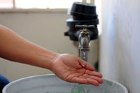 Falta de agua se extiende a sectores residenciales de Torreón