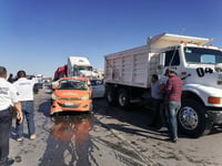 Tráiler provoca fuerte carambola en periférico de Torreón