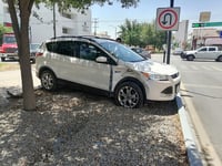 Tras choque, camioneta termina sobre camellón de la Calzada Colón en Torreón