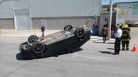Conductora provoca choque y volcadura en Torreón