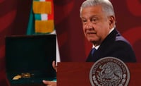AMLO muestra pistola de Francisco Villa que Díaz-Canel le devolvió