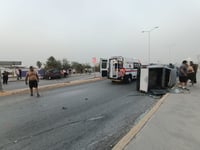Se impactan camionetas en Madero, una de las unidades volcó y la otro brincó el camellón
