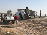Vuelca tráiler cargado con ganado en Gómez Palacio