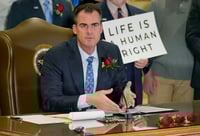 Gobernador de Oklahoma promulga restricción al aborto más estricta de EUA