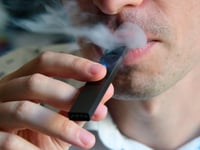 AMLO firma nuevo decreto para prohibir cigarrillos electrónicos y vapeadores